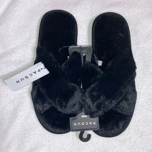 New Pacsun black fuzzy slippers